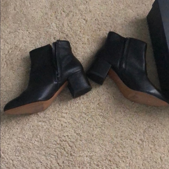 NWB black leather bootie sz9 banana republic - Picture 3 of 4